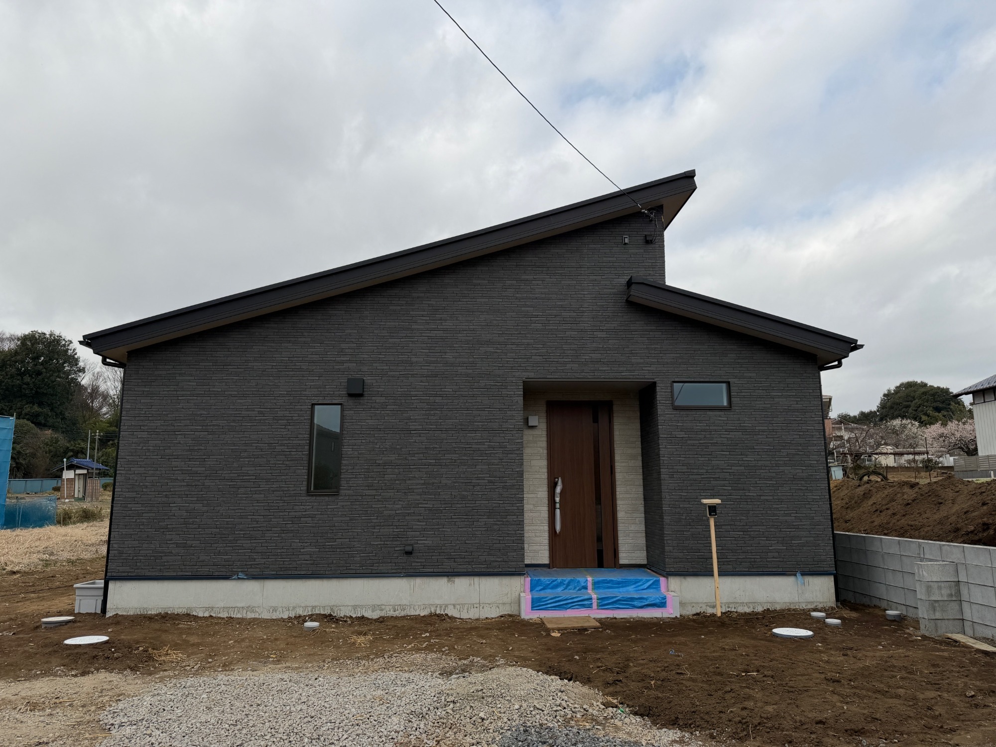 白と木のぬくもりがあたたかな片流れ屋根のお家