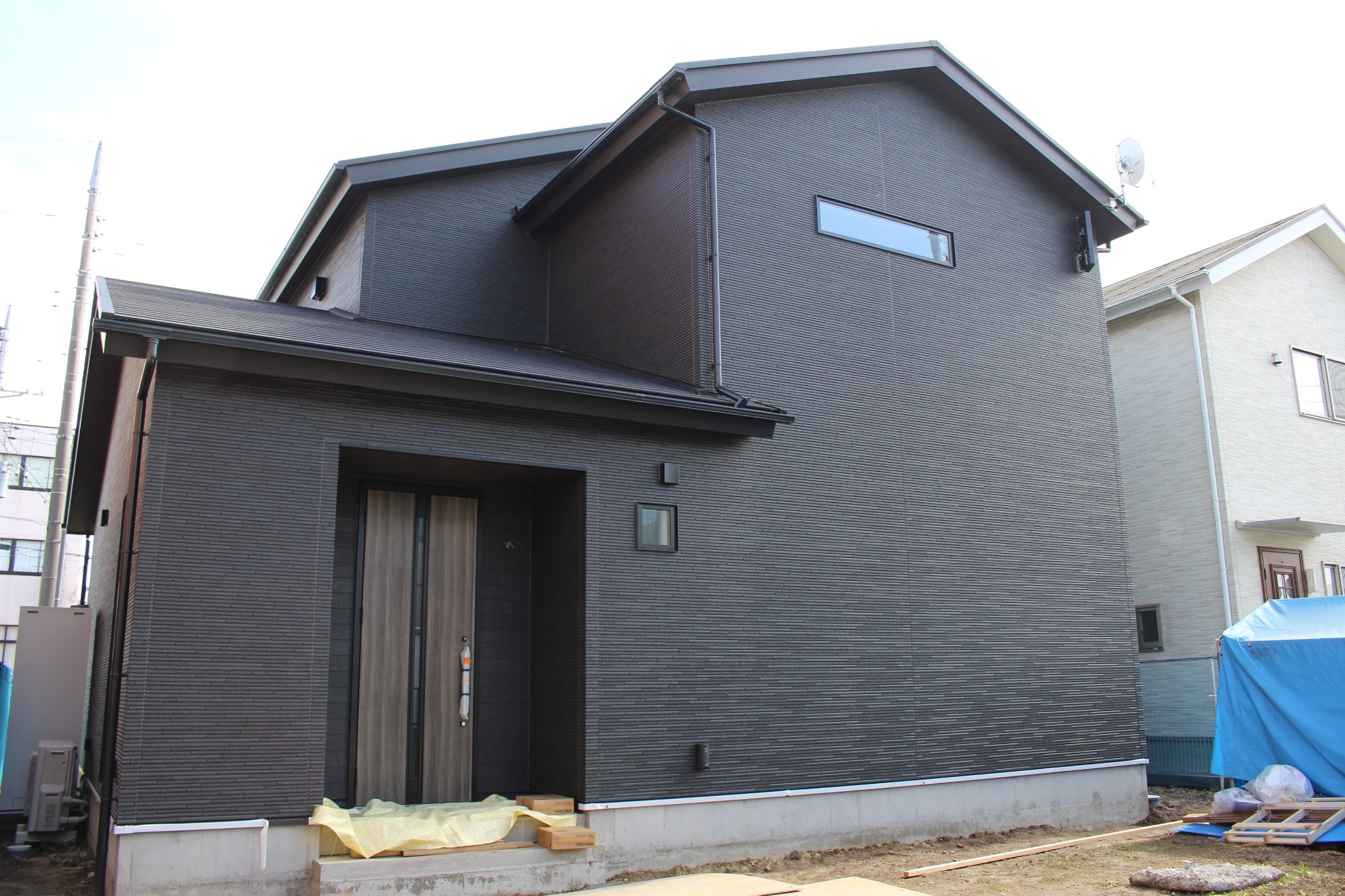 白と木のぬくもりがあたたかな片流れ屋根のお家