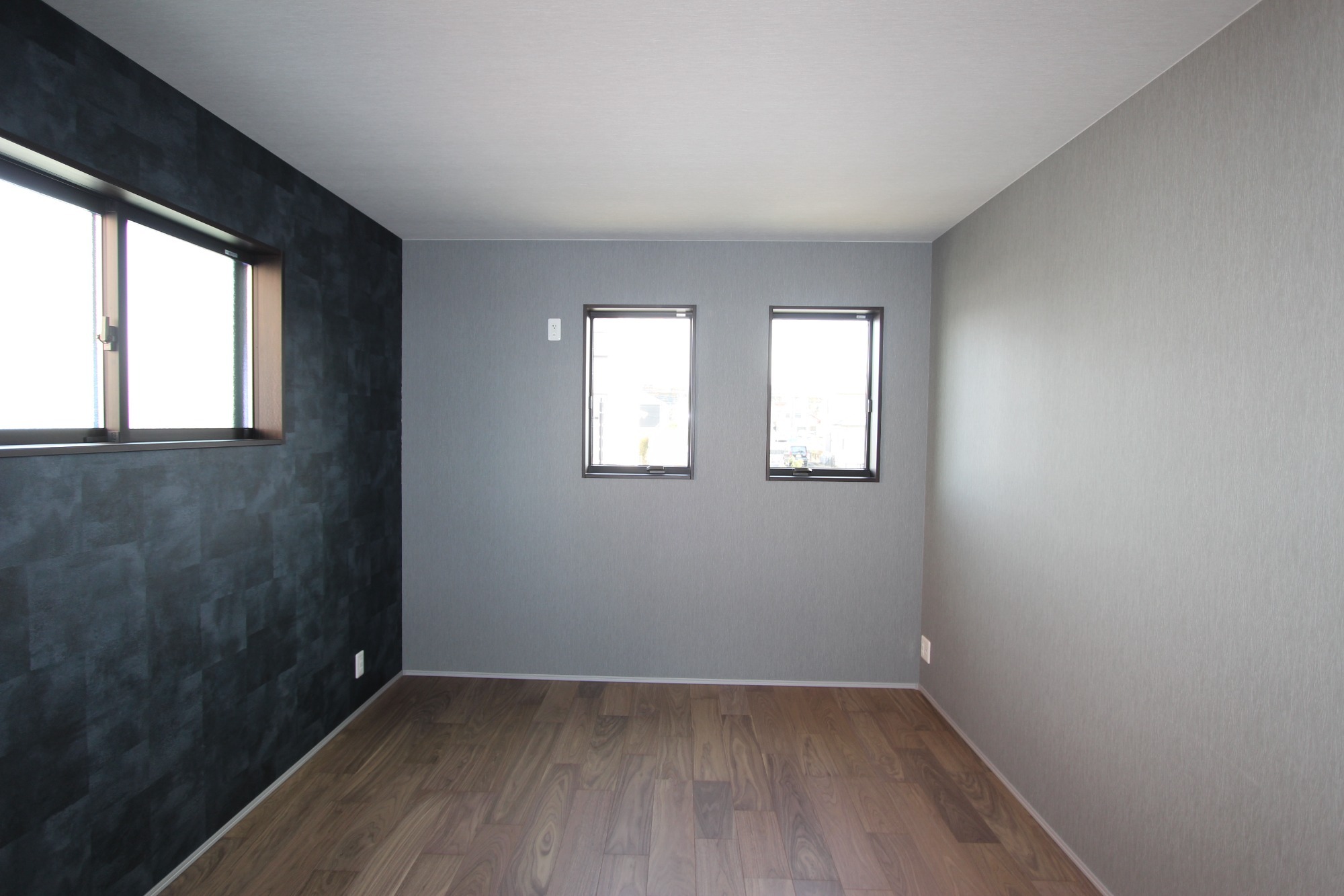 白と木のぬくもりがあたたかな片流れ屋根のお家