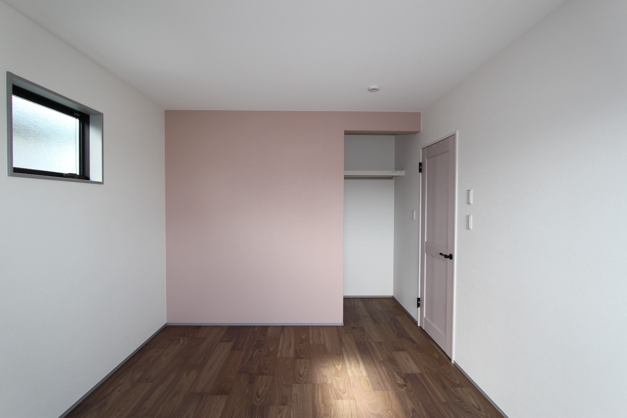 白と木のぬくもりがあたたかな片流れ屋根のお家