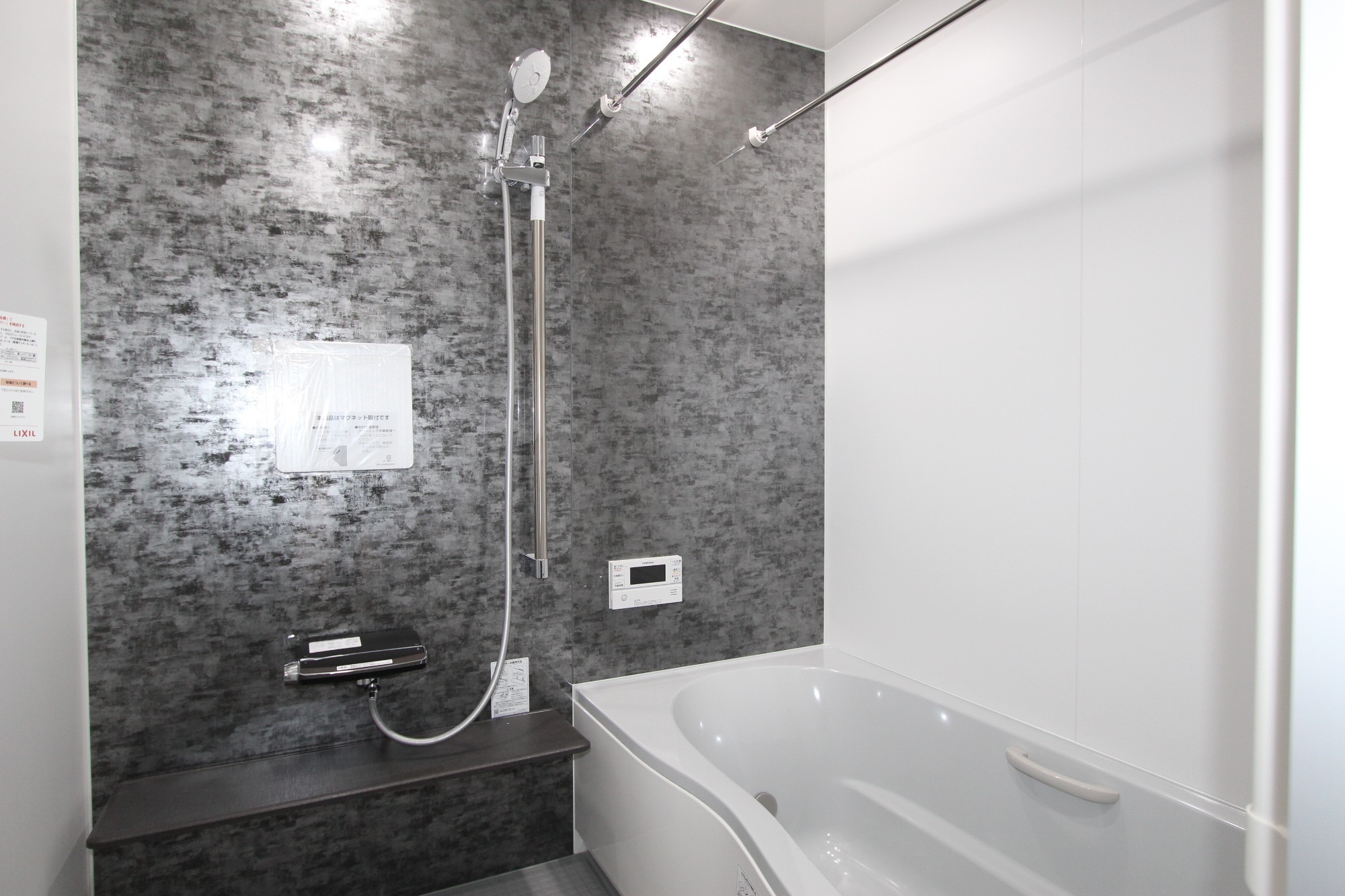 白と木のぬくもりがあたたかな片流れ屋根のお家