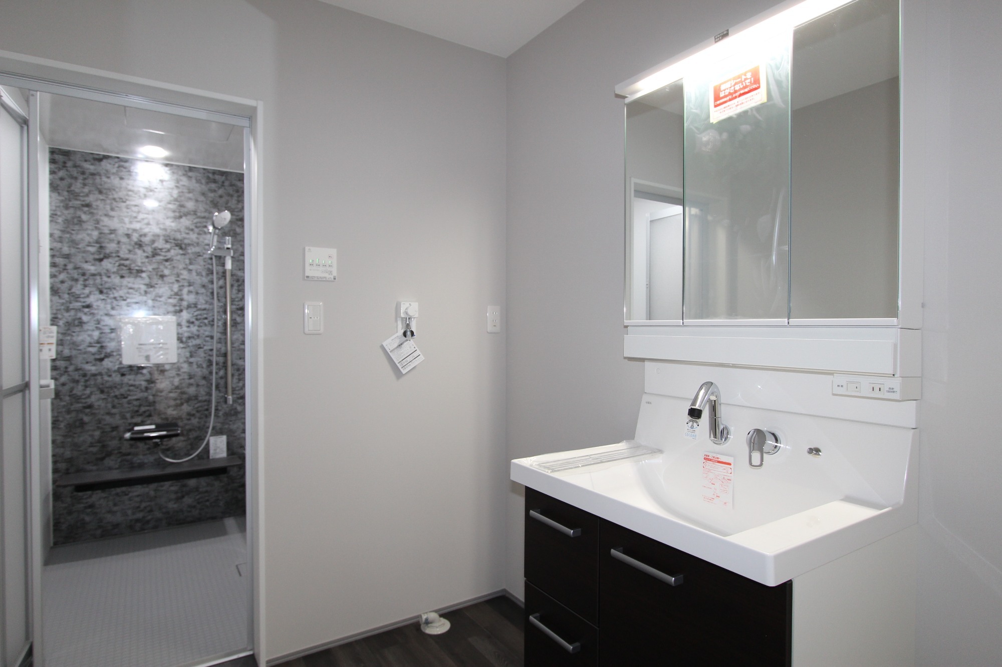 白と木のぬくもりがあたたかな片流れ屋根のお家