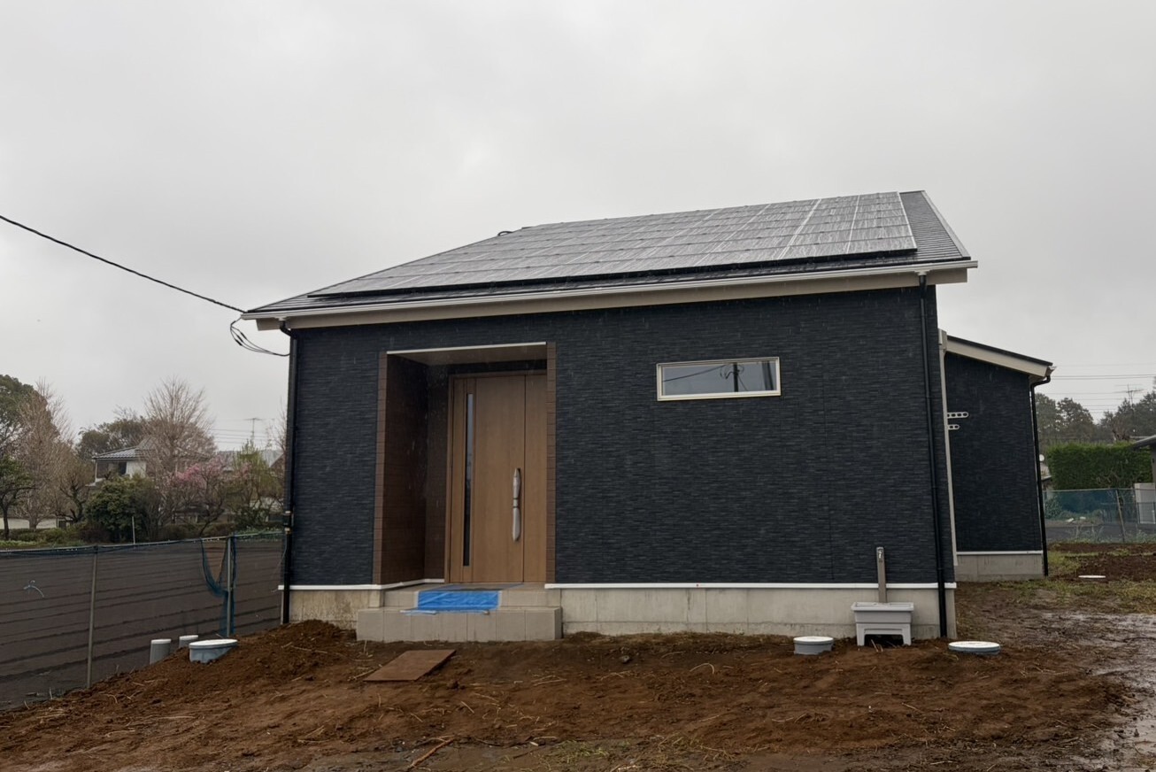 白と木のぬくもりがあたたかな片流れ屋根のお家