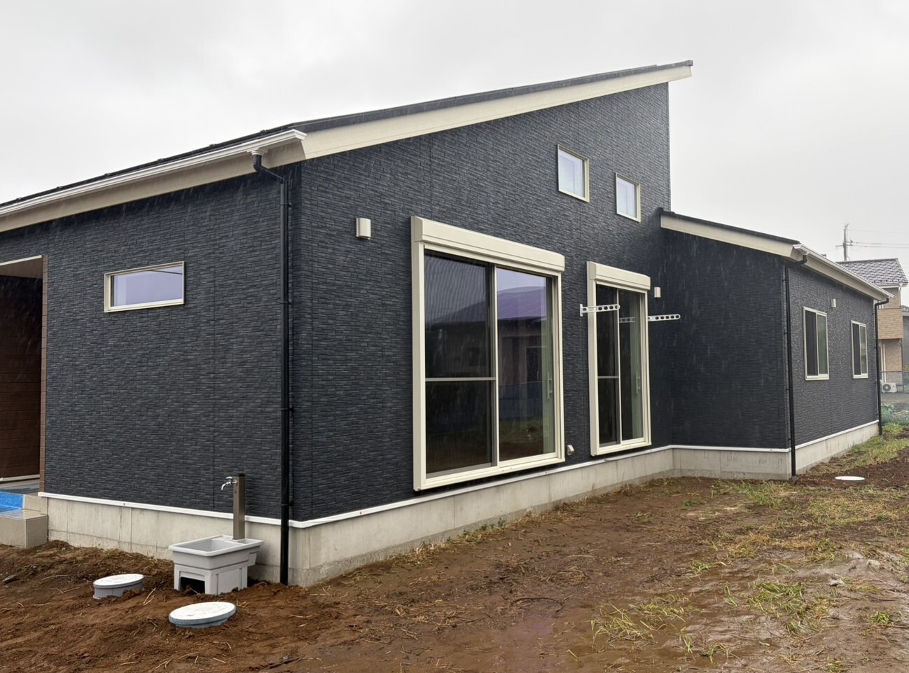 白と木のぬくもりがあたたかな片流れ屋根のお家