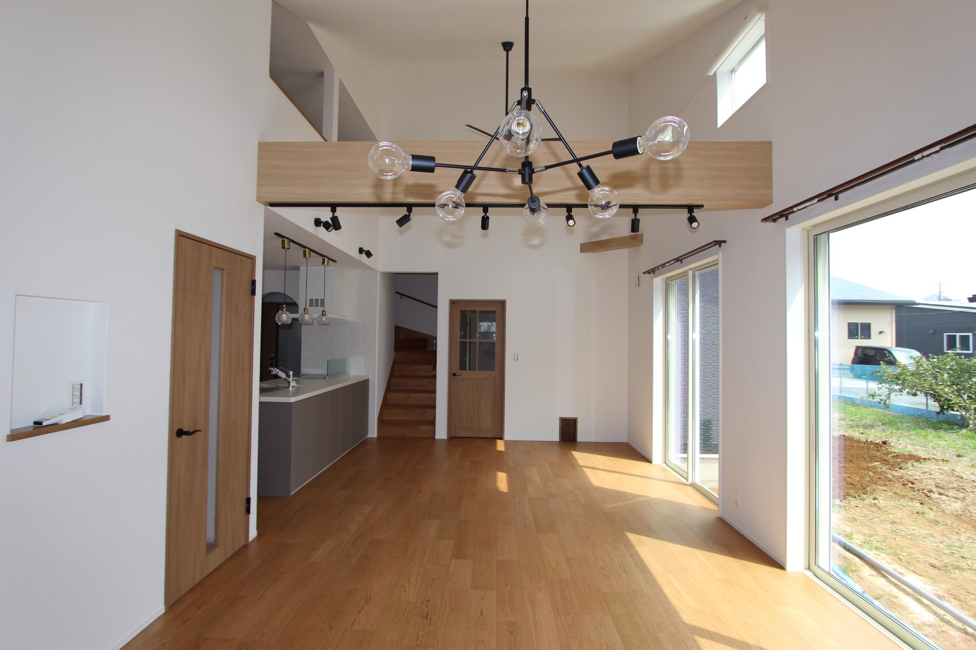 白と木のぬくもりがあたたかな片流れ屋根のお家