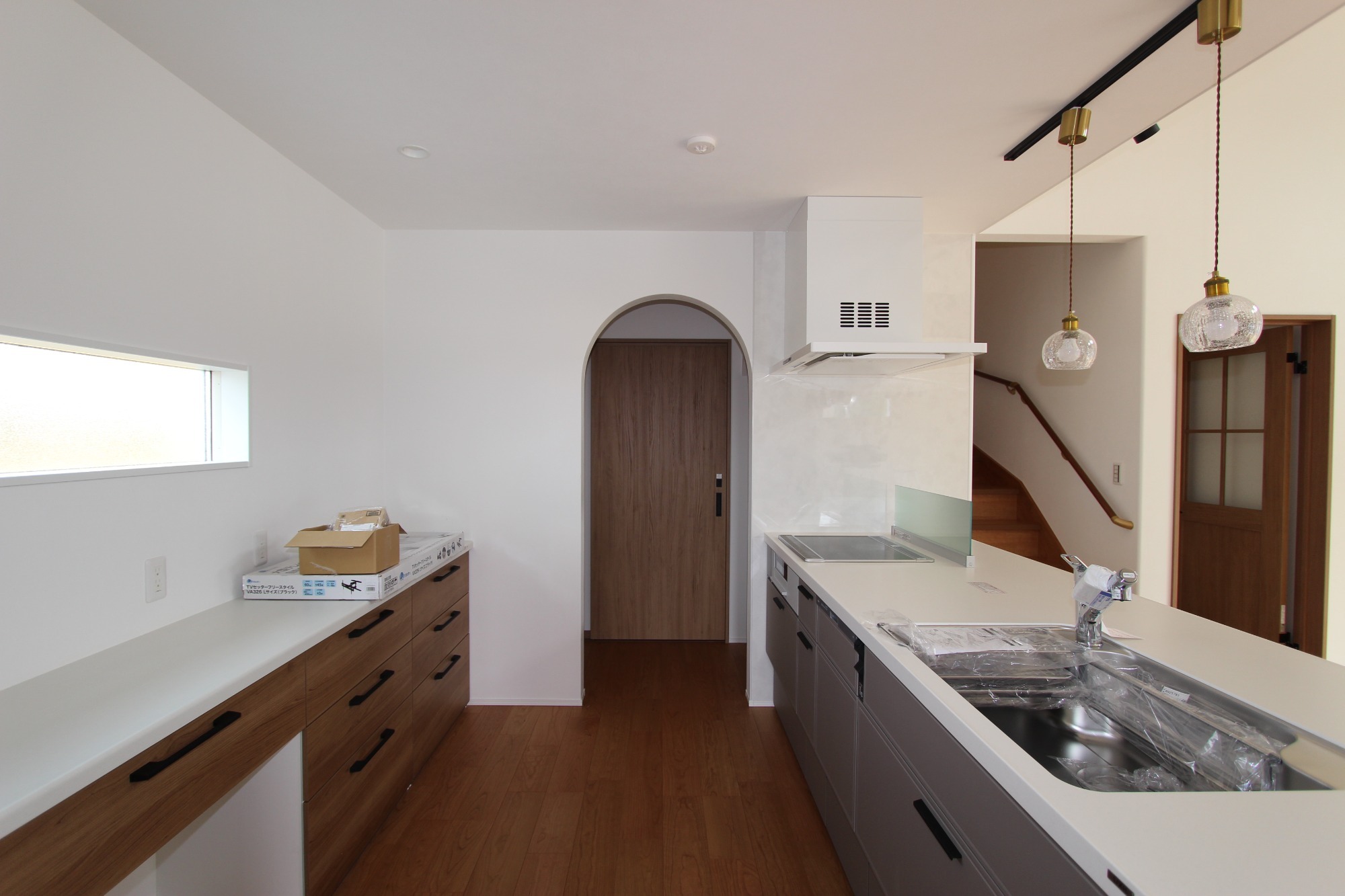 白と木のぬくもりがあたたかな片流れ屋根のお家