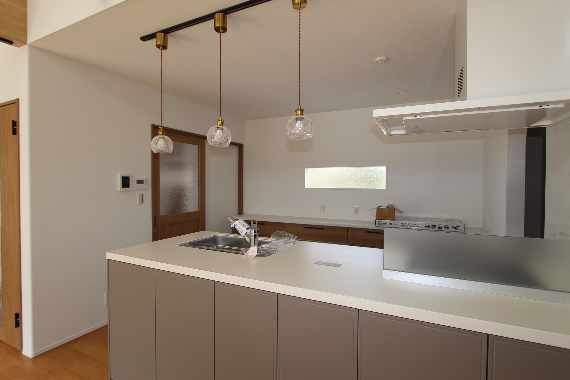 白と木のぬくもりがあたたかな片流れ屋根のお家