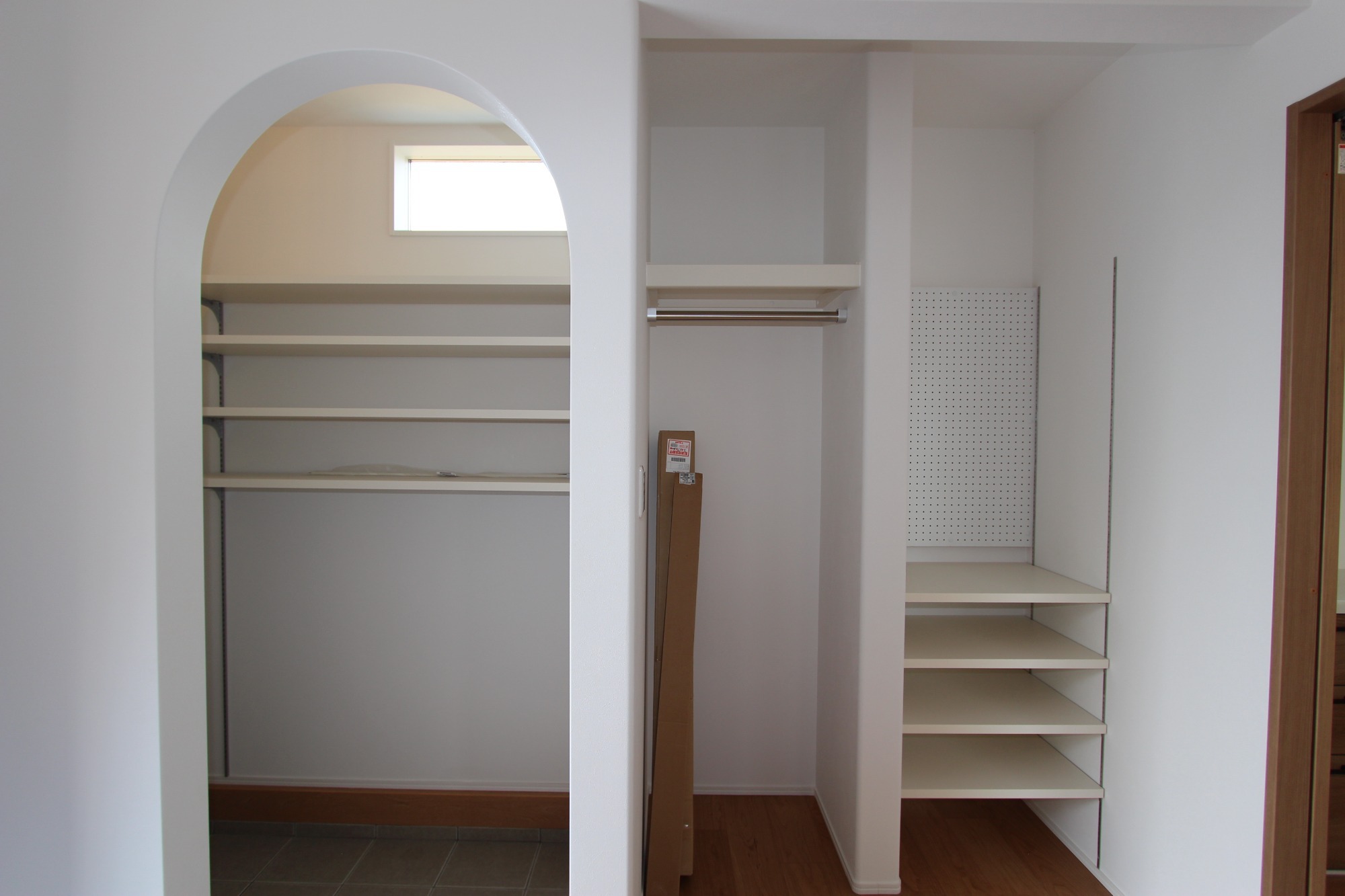 白と木のぬくもりがあたたかな片流れ屋根のお家