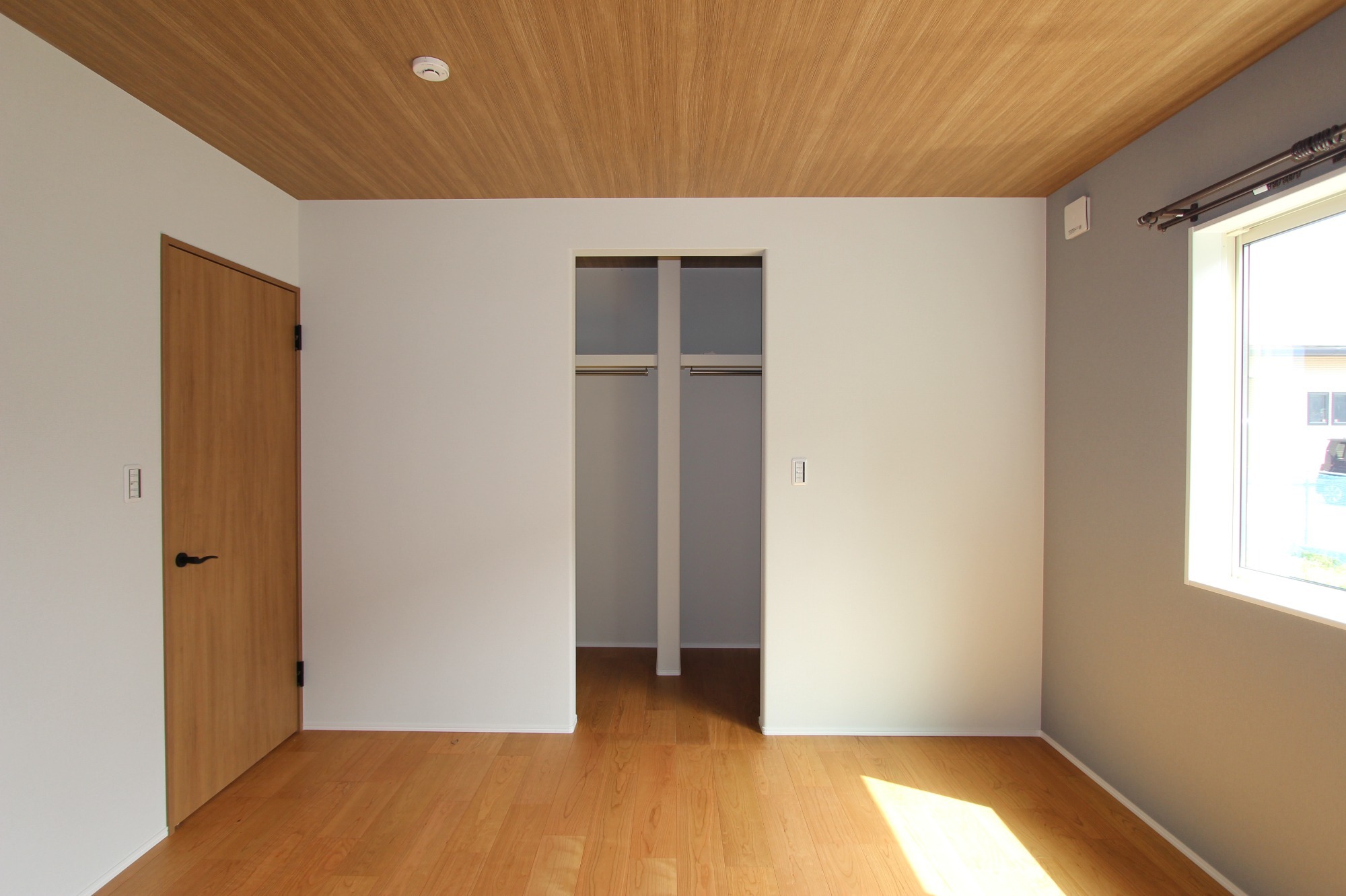 白と木のぬくもりがあたたかな片流れ屋根のお家