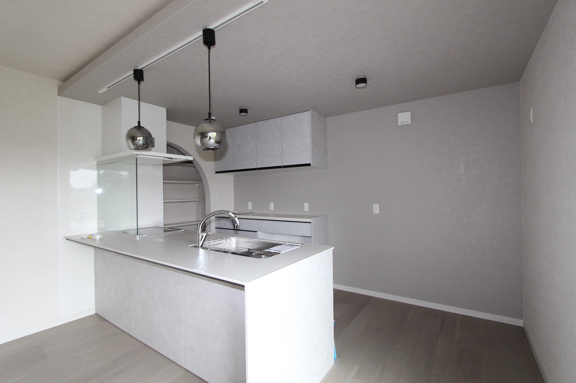白と木のぬくもりがあたたかな片流れ屋根のお家