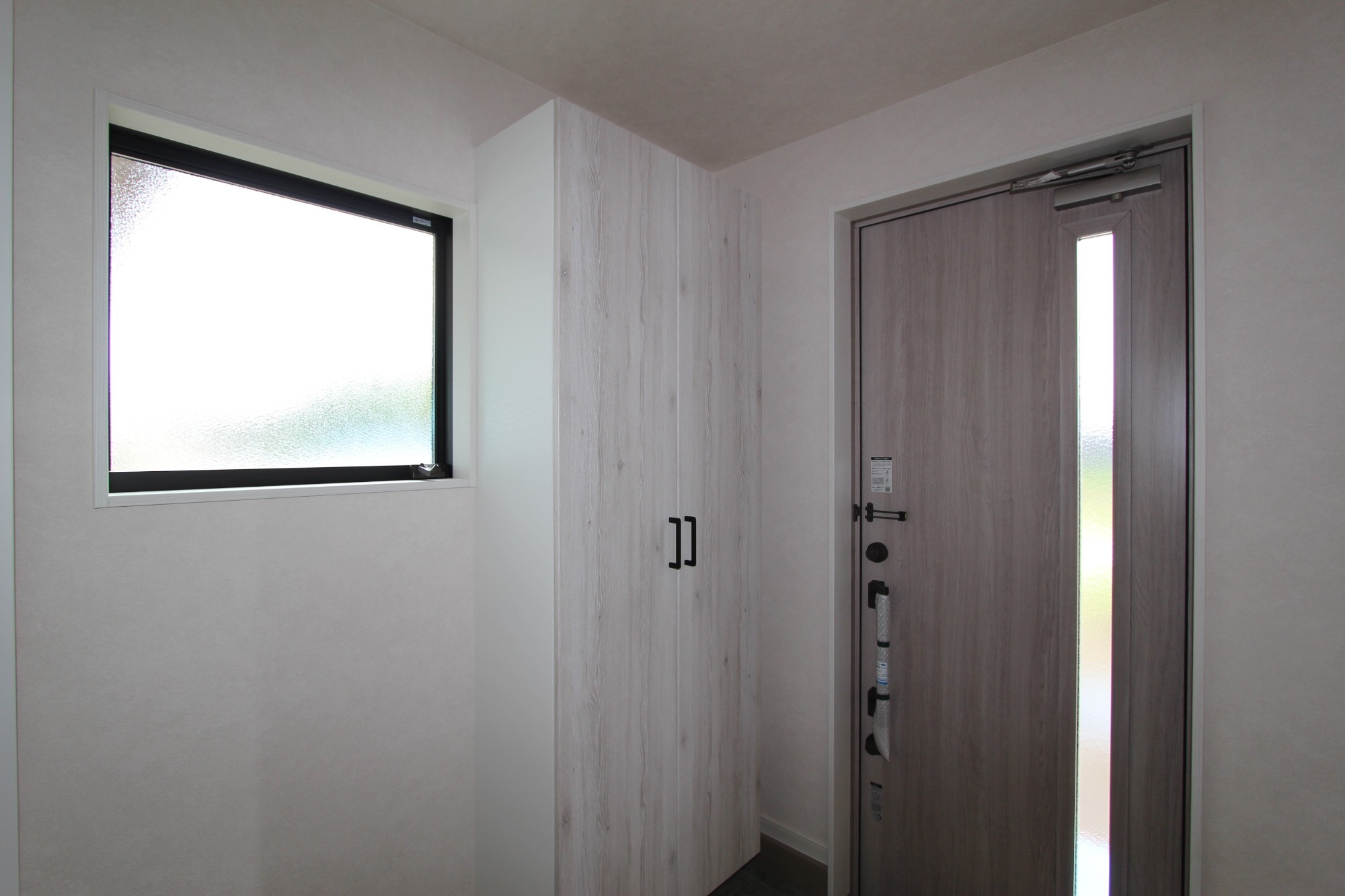 白と木のぬくもりがあたたかな片流れ屋根のお家