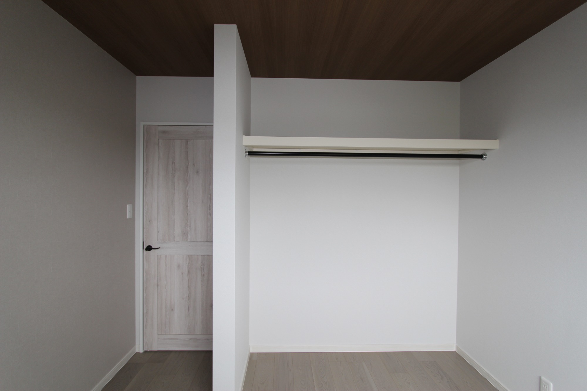 白と木のぬくもりがあたたかな片流れ屋根のお家