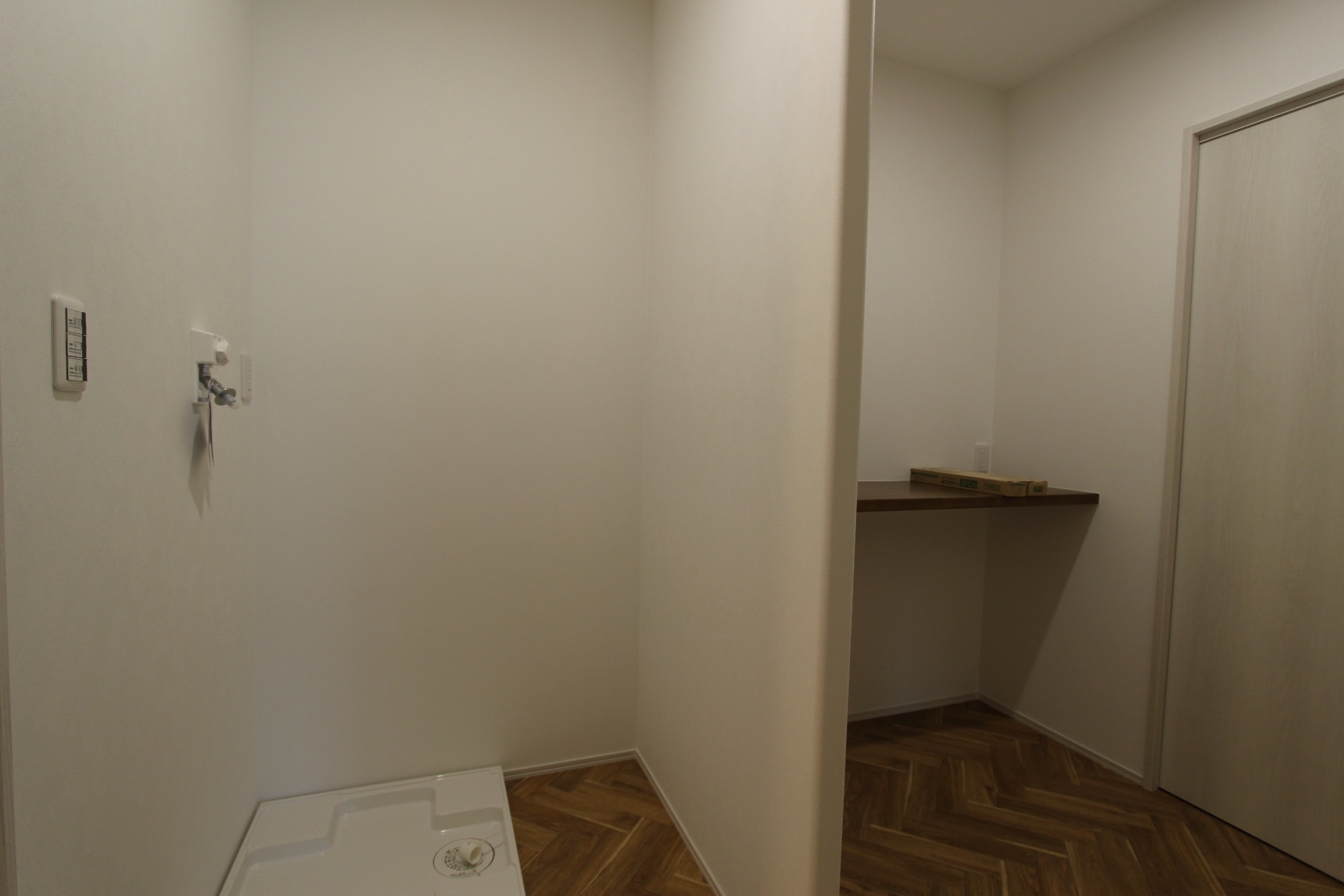 白と木のぬくもりがあたたかな片流れ屋根のお家